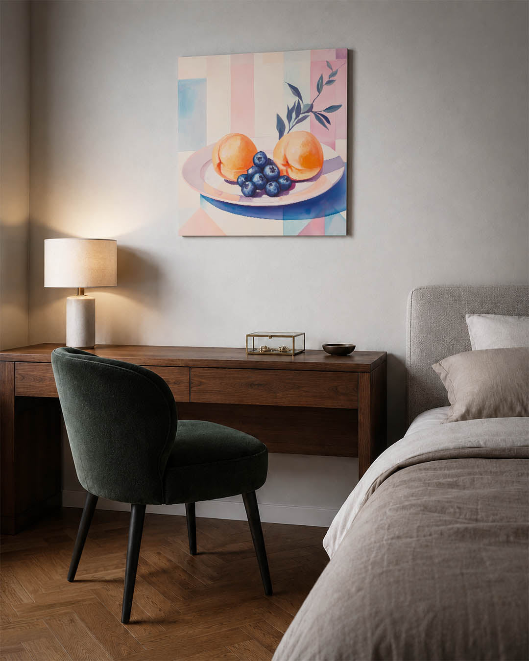 Fruit op bord kunstwerk – materiaalweergave – dit werk toont een bord met perziken en bosbessen tegen een kleurrijke
