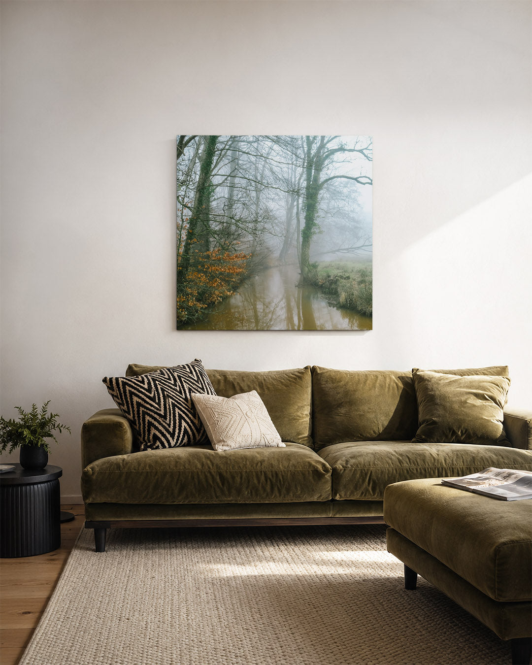 Mistig boslandschap kunstwerk – derde productweergave – een serene scène van een mistig bos met kale bomen langs een rustige