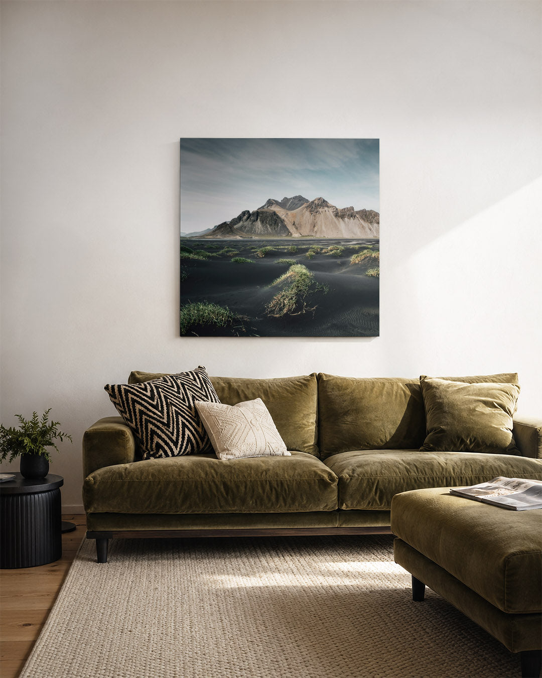 Berglandschap met gras kunstwerk – derde productweergave – een berglandschap met donkere zandduinen en verspreide