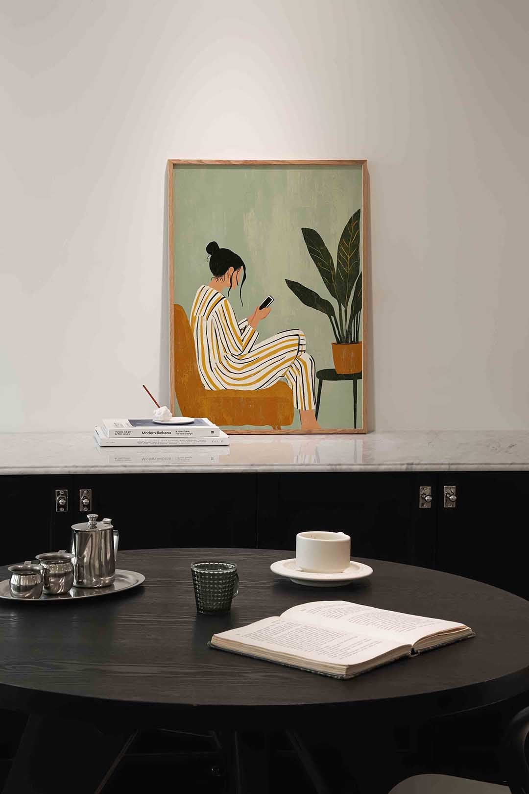 Vrouw met telefoon – moderne poster in staand formaat