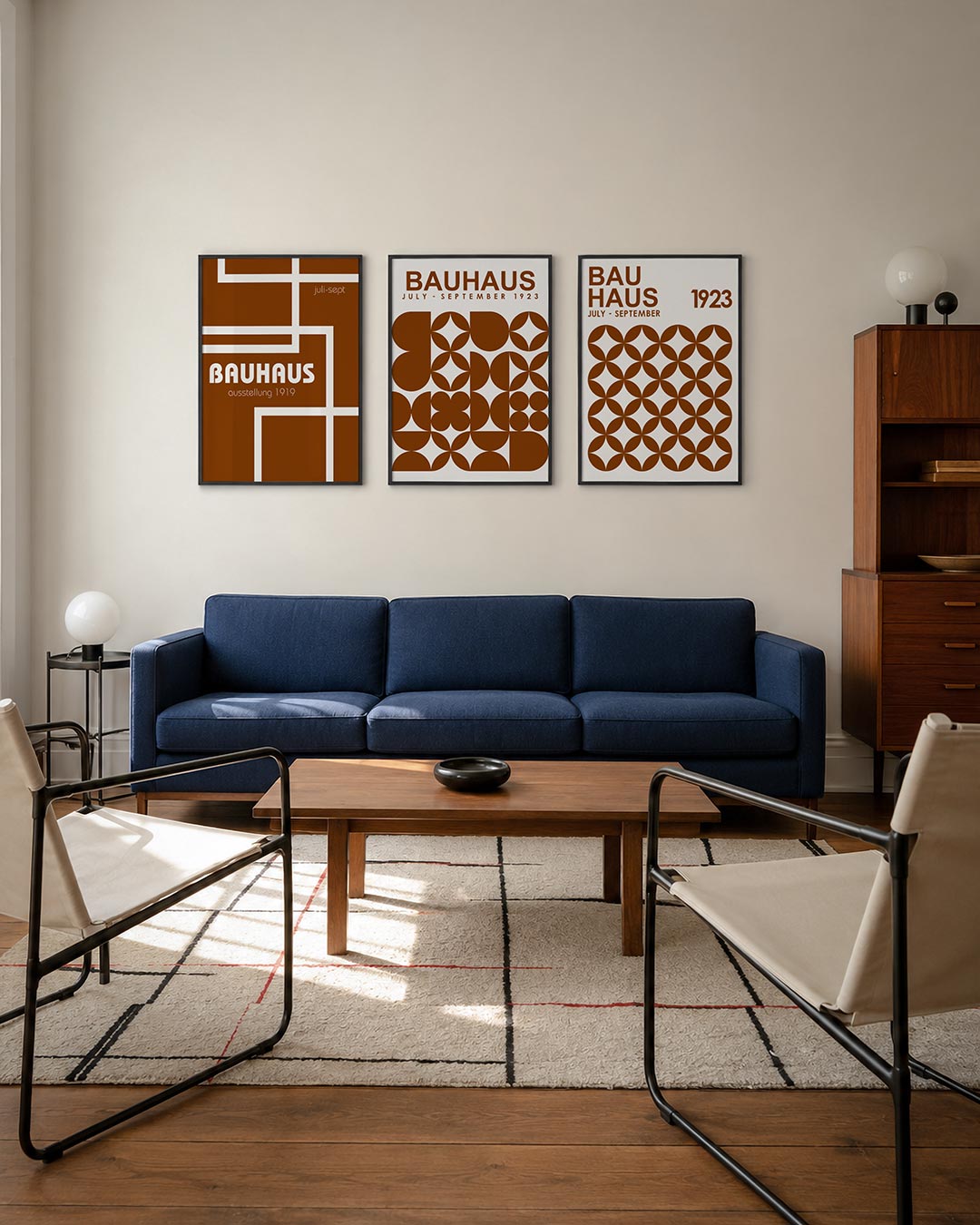 Lijnenspel en kleur driedelige posterset – deze posterset in drie delen toont een dynamisch lijnenspel met witte lijnen op