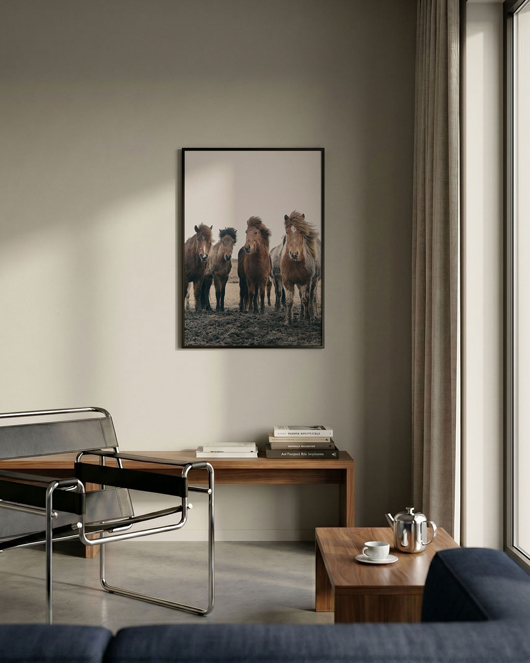Groep paarden poster – detailweergave – een groep paarden staat dicht bij elkaar op een modderige ondergrond. Hun manen