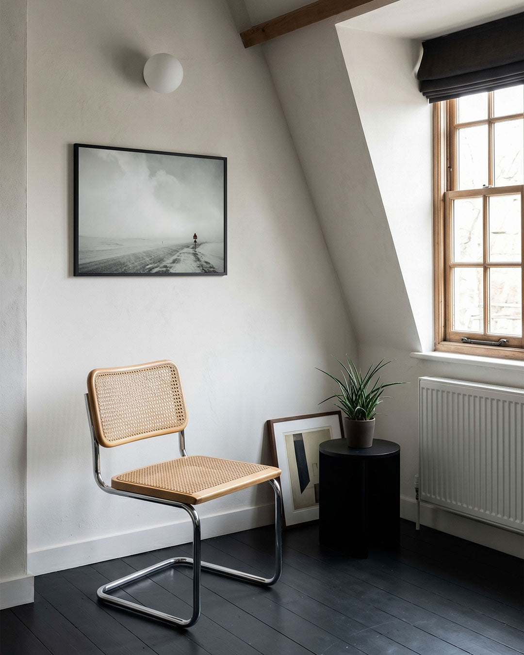 Winderige sneeuwweg poster – tweede productweergave – een verlaten weg bedekt met sneeuw, omgeven door een mistige lucht. Een