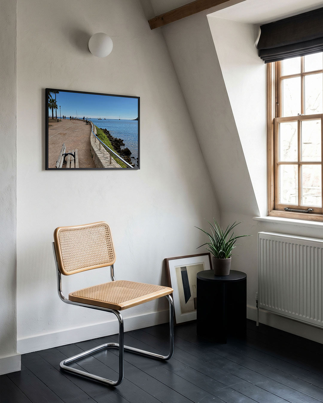 Zomerse kustwandeling poster – tweede productweergave – een zonnige kustwandeling met een helderblauwe lucht en zee.