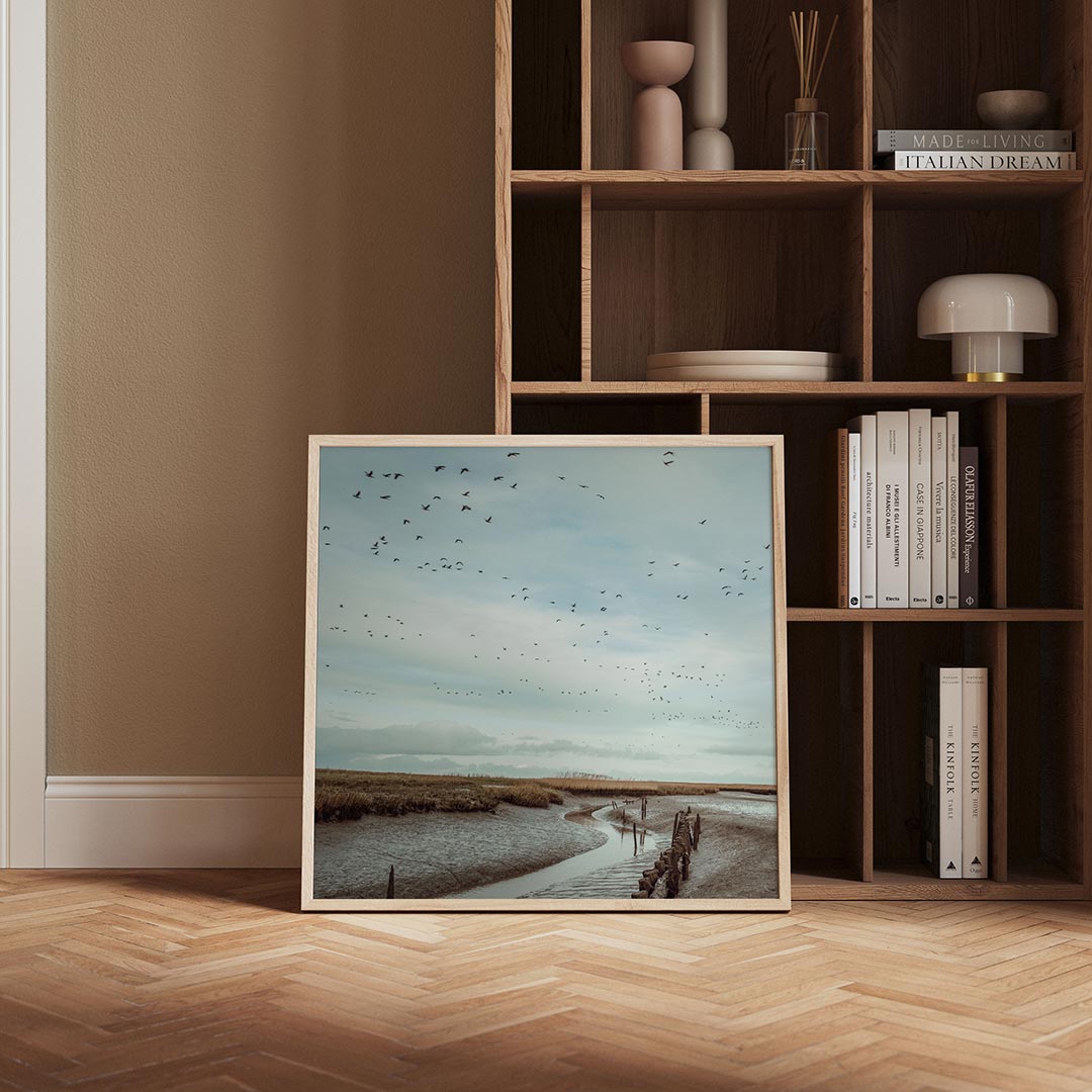 Vogels boven landschap poster – derde productweergave – een serene lucht vol vogels boven een uitgestrekt landschap met een