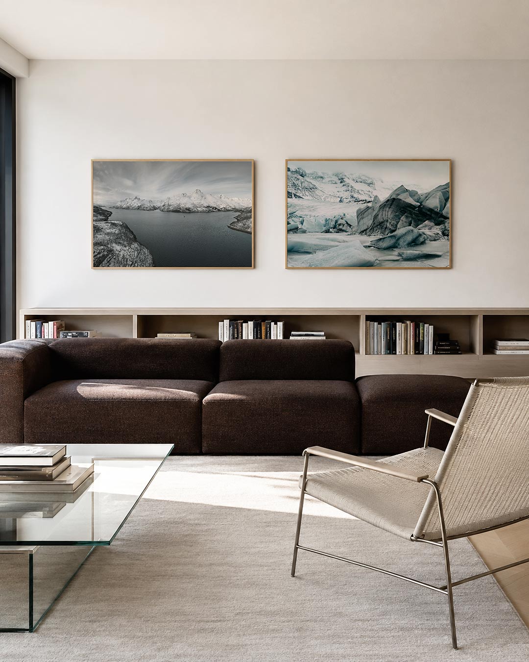 Interieur met liggend fotografisch tweeluik stilte van sneeuw en ijs – Gerald Emming