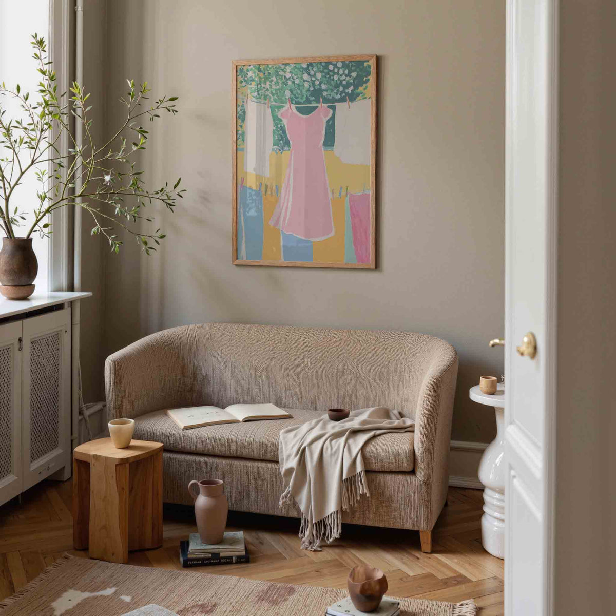 Roze jurk aan waslijn – pastel poster in staand formaat