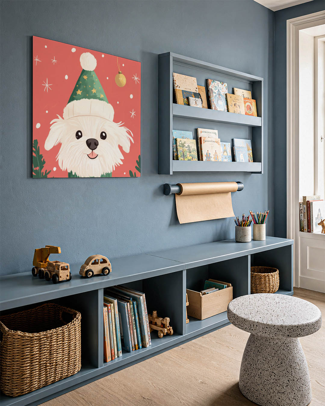 Vrolijke kersthond kunstwerk – detailweergave – een schattige witte hond met een groene kerstmuts tegen een rode achtergrond.