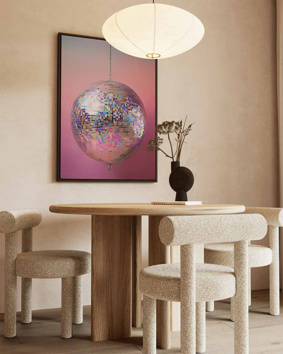 Kleurrijke Discobal op Roze Achtergrond – dibond wanddecoratie in staand formaat