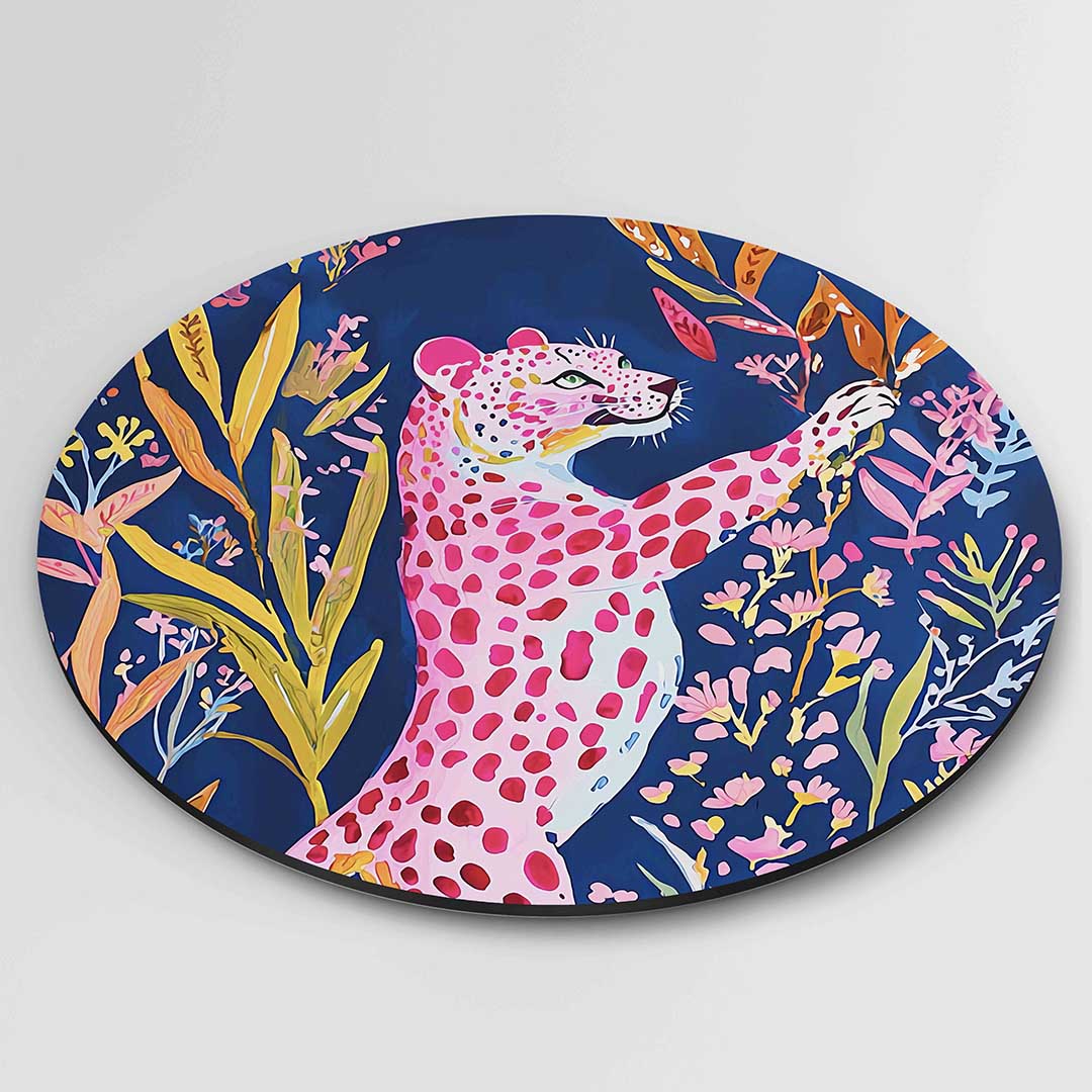Roze luipaard met bloemen – geïllustreerde wandkunst als moderne muurcirkel