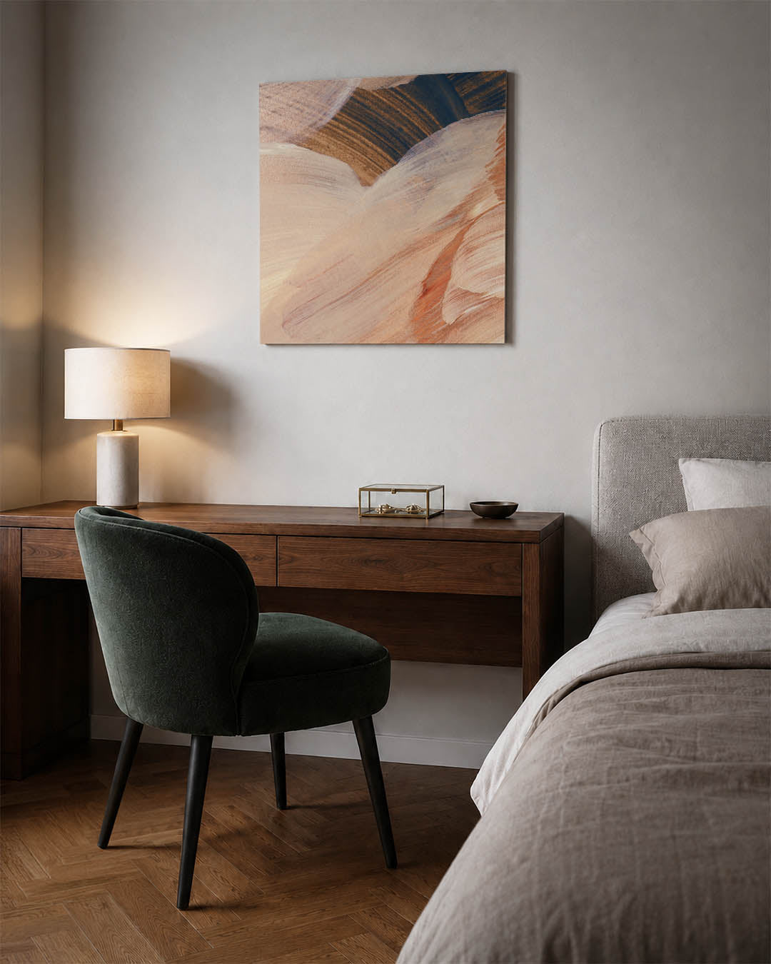 Organische penseelstreken kunstwerk – materiaalweergave – dit werk toont vloeiende penseelstreken in beige en bruin, met