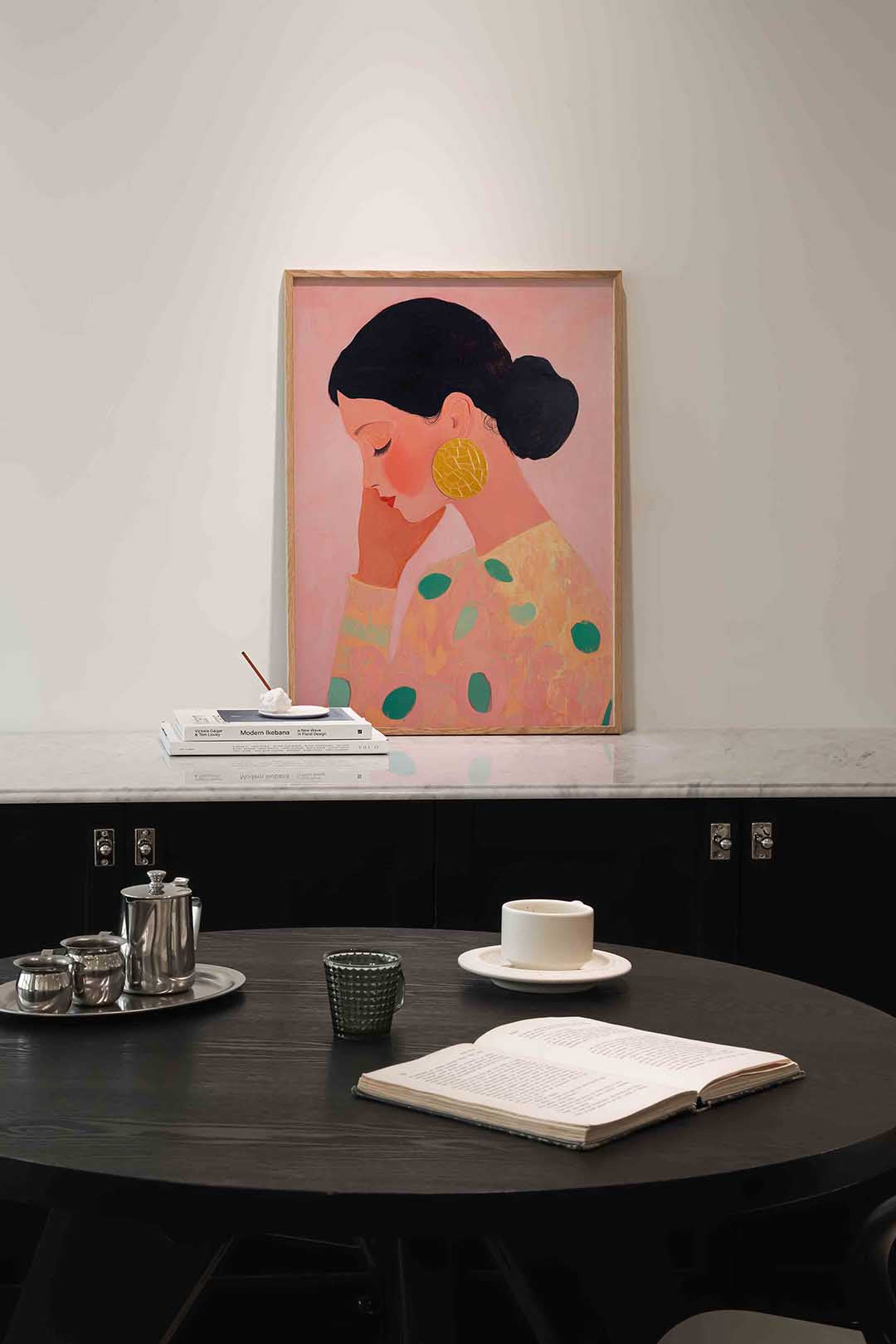 Vrouw met gele oorbel – moderne poster in staand formaat