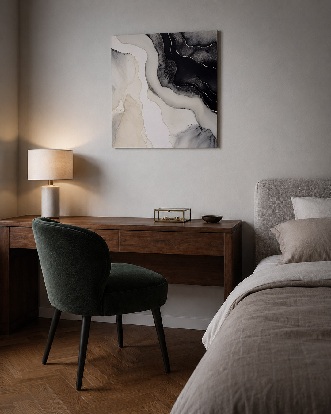 Organische lijnen kunstwerk – sfeerbeeld – dit kunstwerk toont vloeiende, organische lijnen in zwart-wit en beige tinten. De