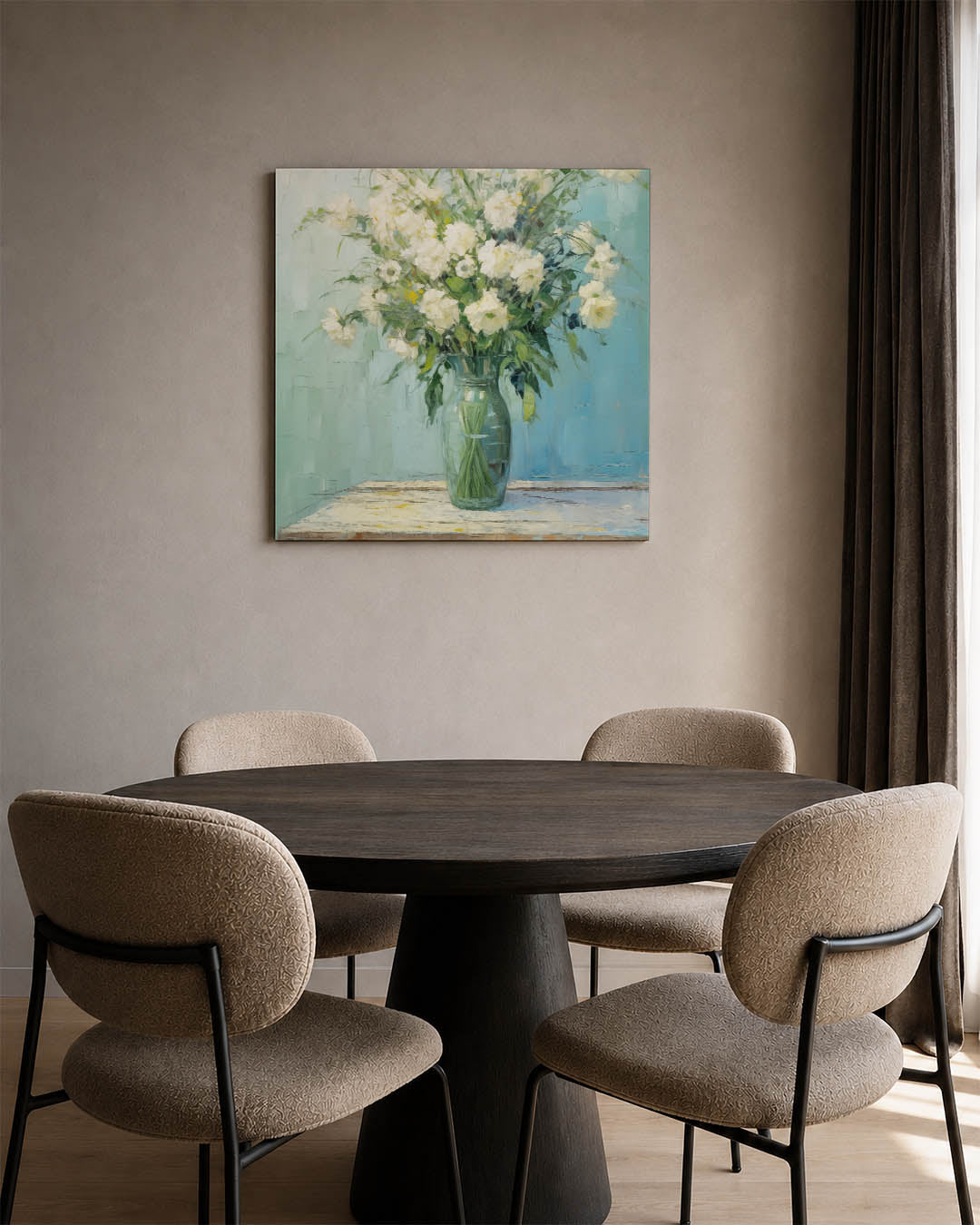 Bloemen in vaas kunstwerk – derde productweergave – dit werk toont een glazen vaas met witte bloemen en groene bladeren tegen