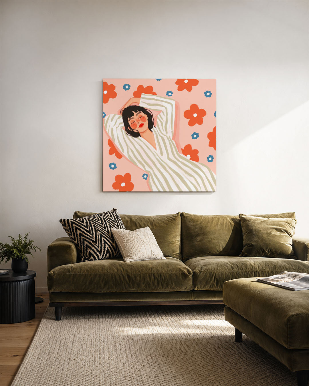 Vrouw met bloemen kunstwerk – derde productweergave – dit werk toont een ontspannen vrouw in een gestreepte jurk, omringd