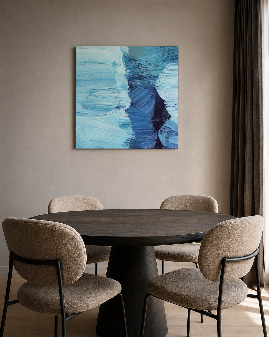Dynamische blauwe borstels kunstwerk – derde productweergave – dit werk toont vloeiende penseelstreken in diverse