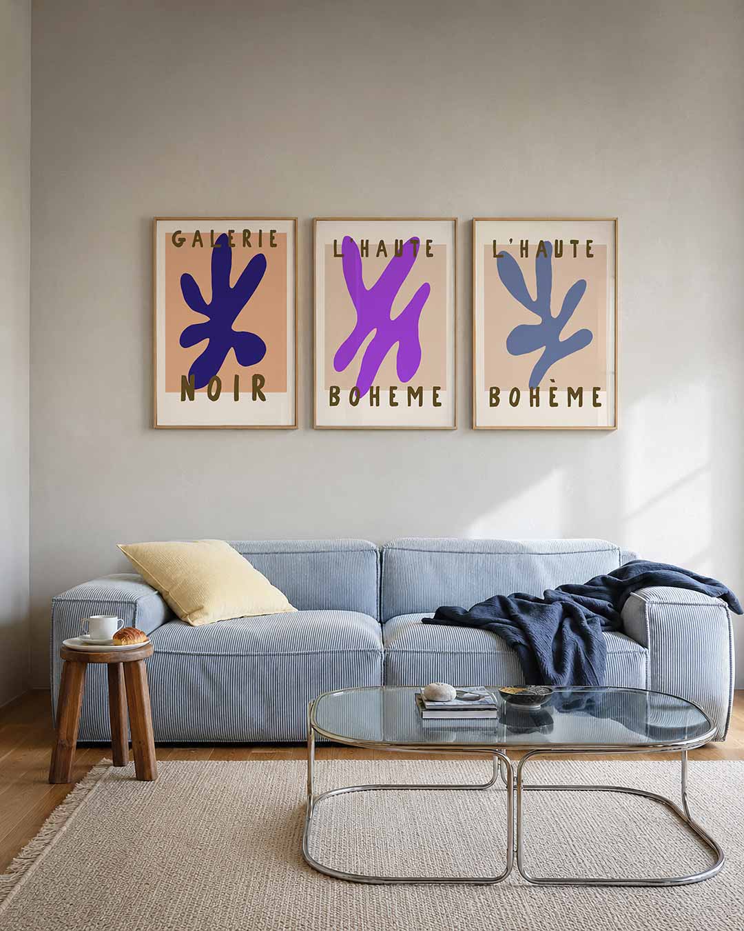 Kleur en vormen posterset – tweede productweergave – een speelse blauwe vorm op een zacht perzikvlak, omlijst