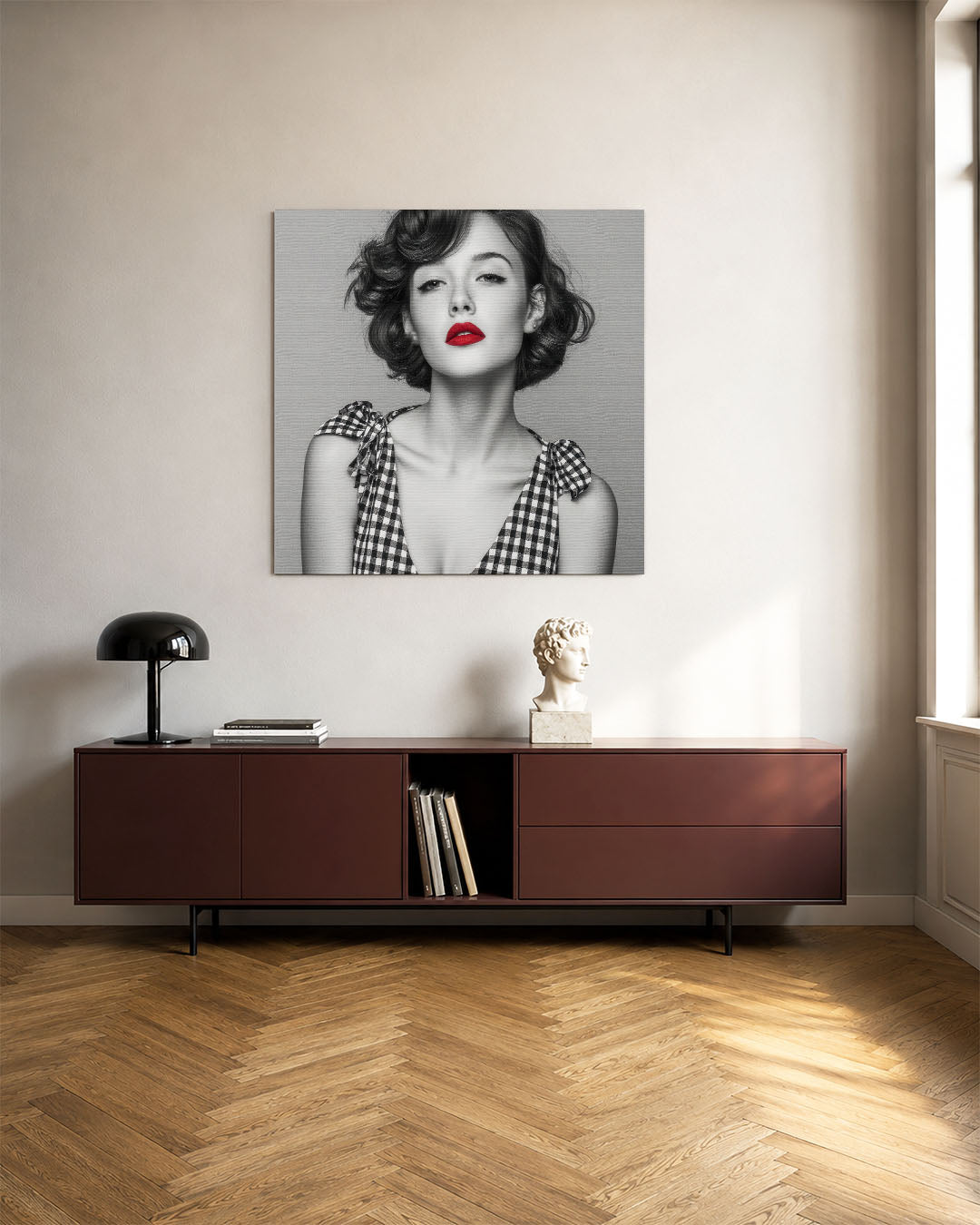 Monochrome portret kunstwerk – tweede productweergave – dit kunstwerk toont een vrouw in zwart-wit met opvallende rode