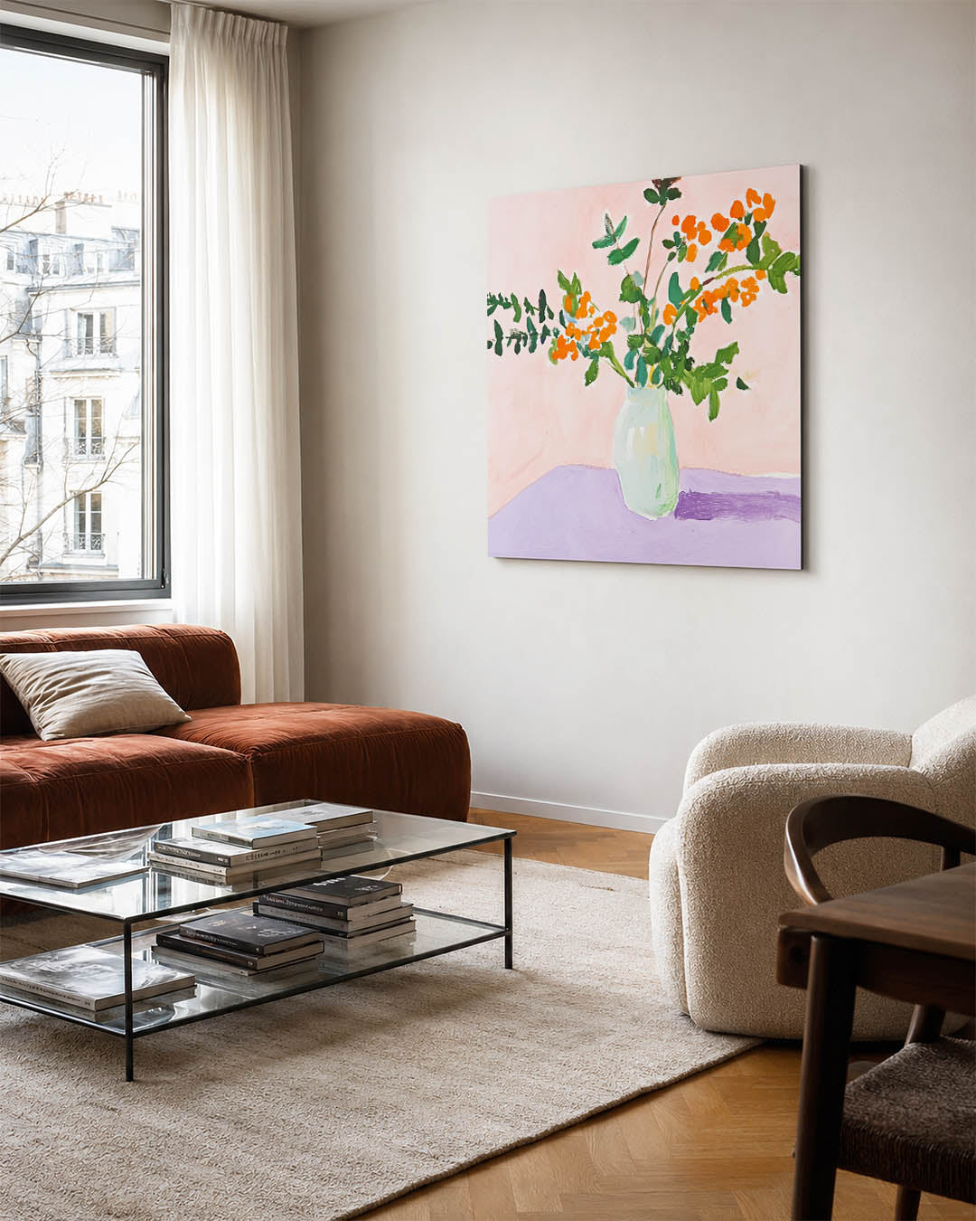 Vrolijke bloemenvaas kunstwerk – vierkante wanddecoratie – dit werk toont een vaas met levendige oranje bloemen en groene