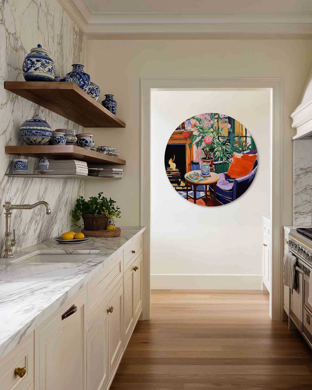 Interieur met open haard – moderne abstracte muurcirkel voor aan de muur