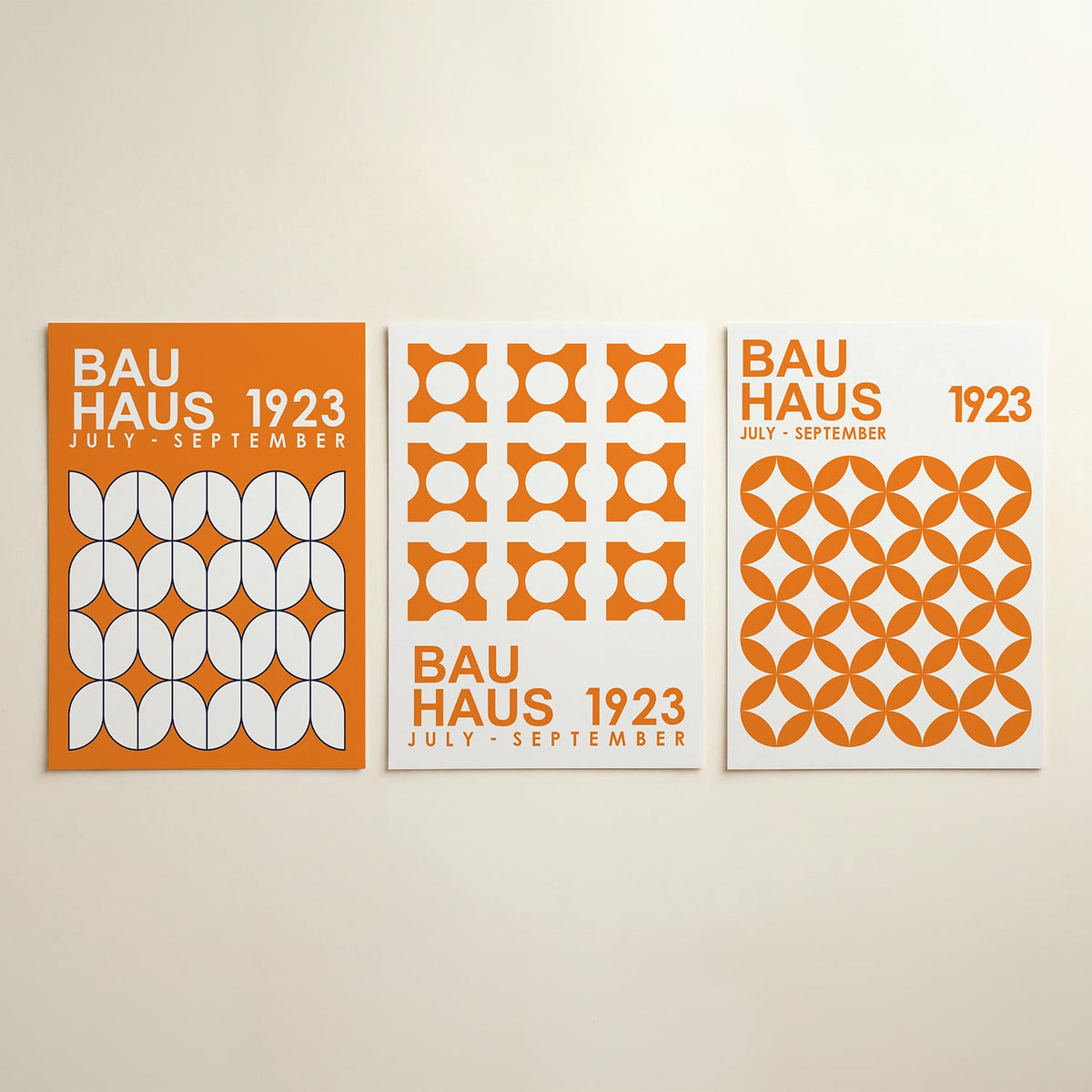 Vorm en kleur posterset – detailweergave – deze posterset in drie delen toont een levendige oranje achtergrond met witte