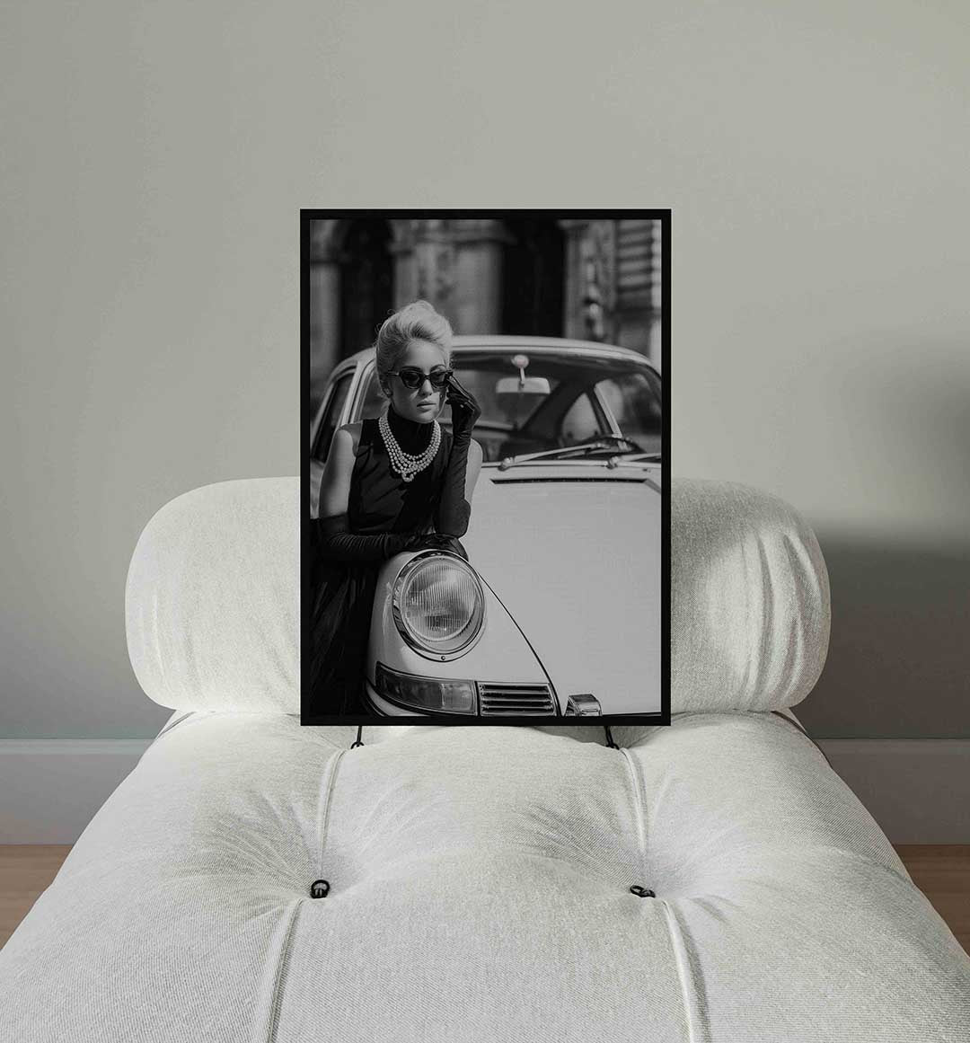 Vrouw met auto – staande Pop Art wanddecoratie van WallArtistic