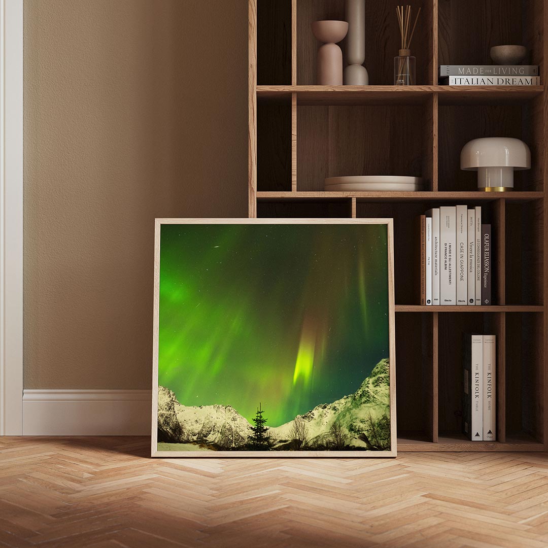 Noorderlicht boven bergen poster – derde productweergave – deze poster toont een adembenemend landschap met het noorderlicht