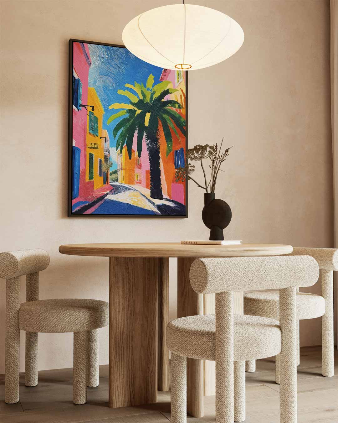 Zomerse Straat met Palmboom – kunstwerk met zwarte baklijst