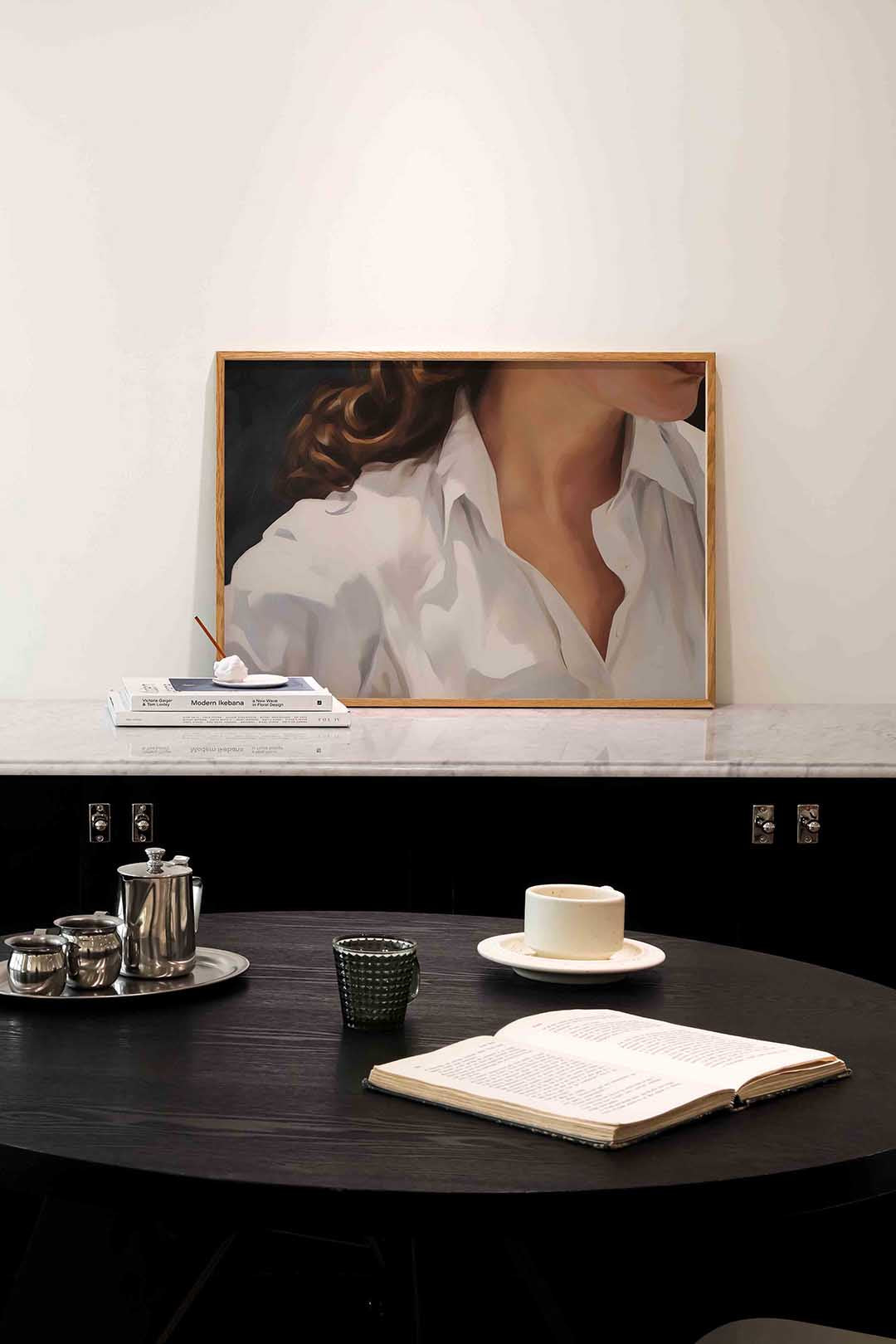 Witte blouse en krullend haar – portret poster in liggend formaat