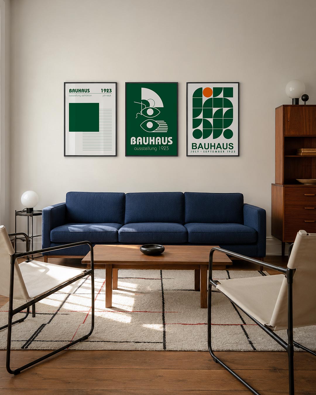 Vlak en lijnenspel driedelige posterset – deze posterset in drie delen toont een groot donkergroen vierkant dat contrasteert