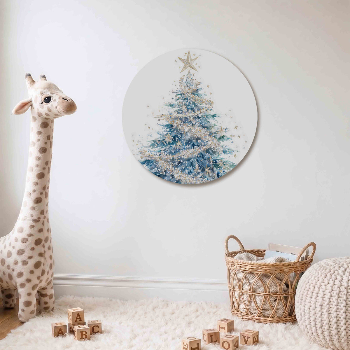 Kerstboom met ster Muurcirkel – Een kerstboom met blauwe en groene tinten, versierd met gouden sterren en sneeuwvlokken.