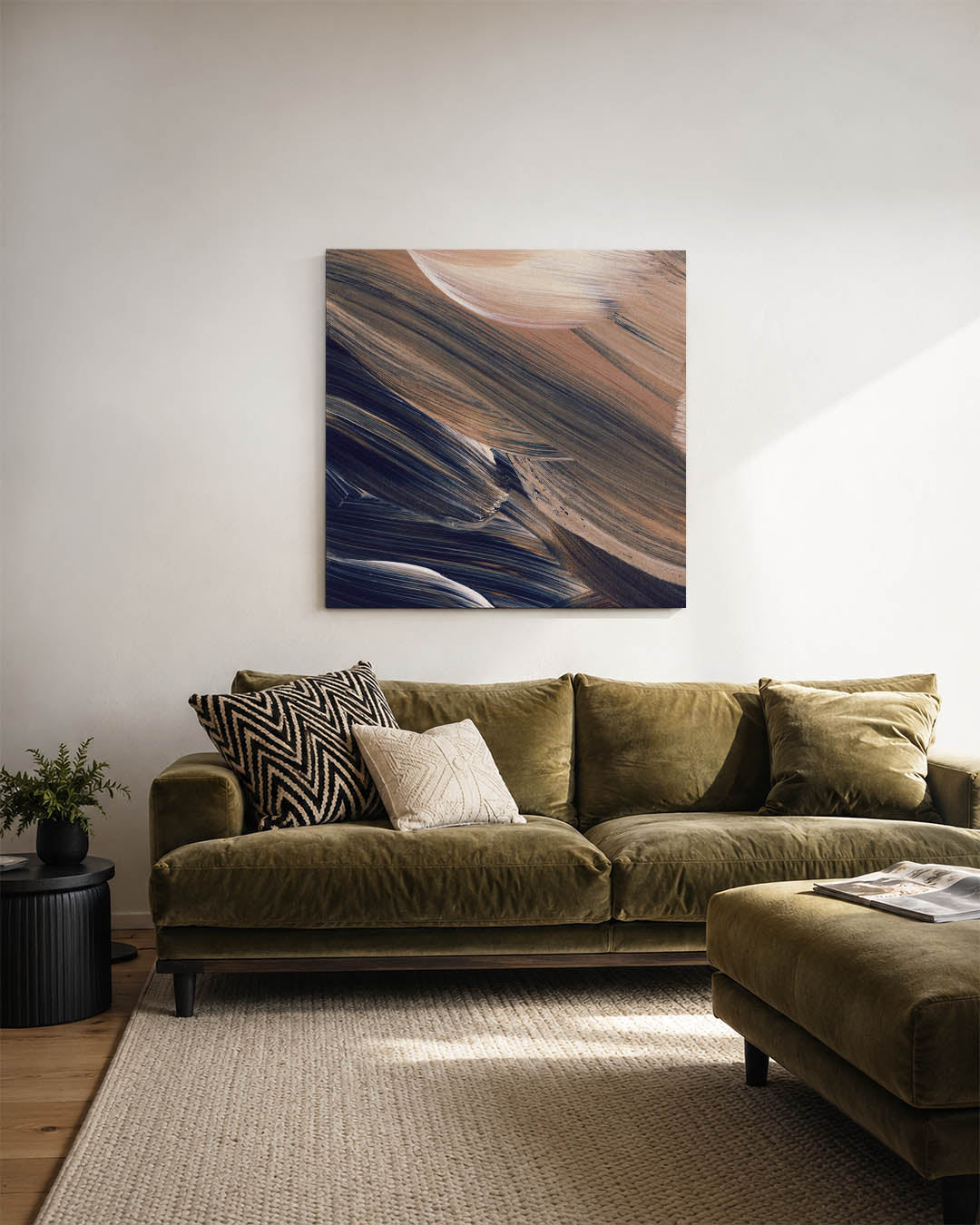 Abstracte kunstwerk – sfeerbeeld – dit kunstwerk toont vloeiende penseelstreken in beige en zwart, met subtiele contrasten en