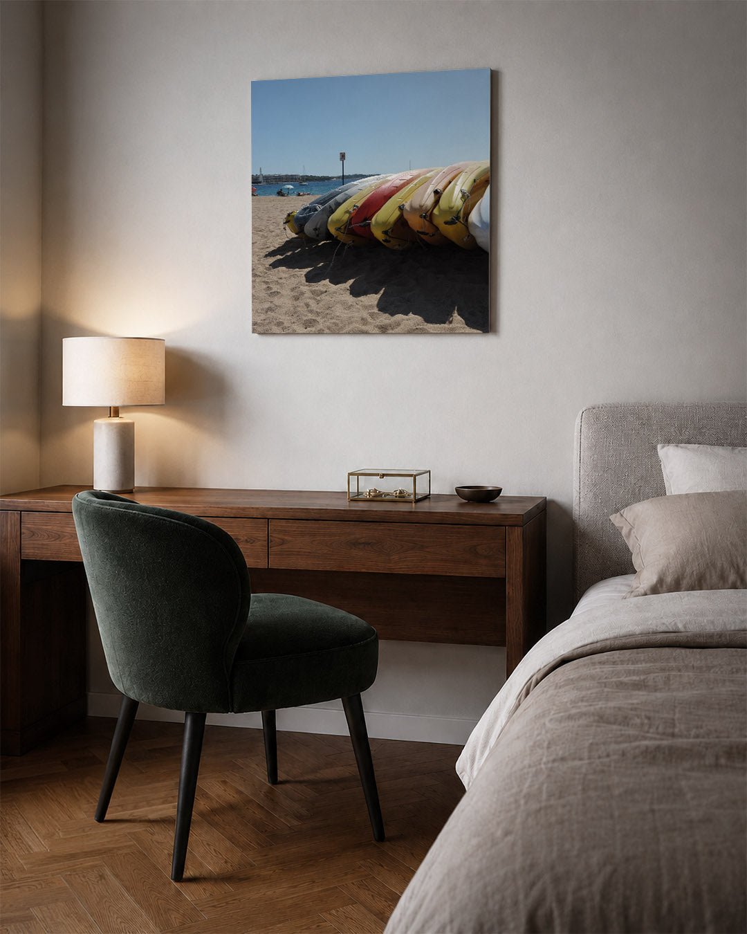 Kleurrijke kajaks strand kunstwerk – sfeerbeeld – deze kunstwerk toont een rij kleurrijke kajaks op een zandstrand met een