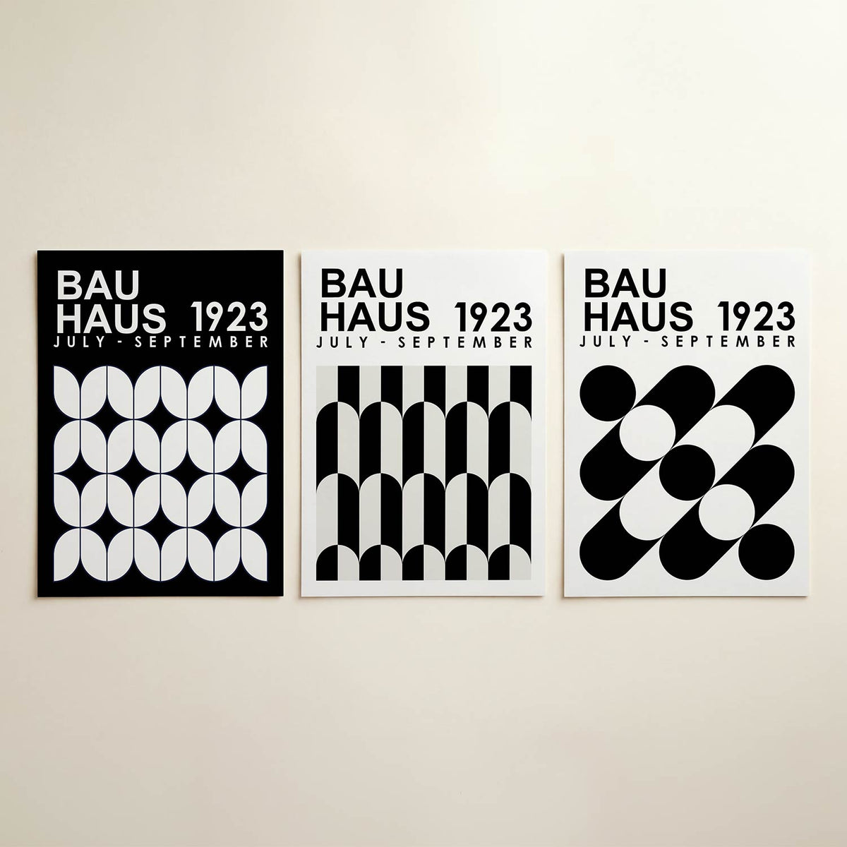 Vorm en balans posterset – detailweergave – deze posterset in drie delen toont een ritmisch patroon van witte, halve cirkels