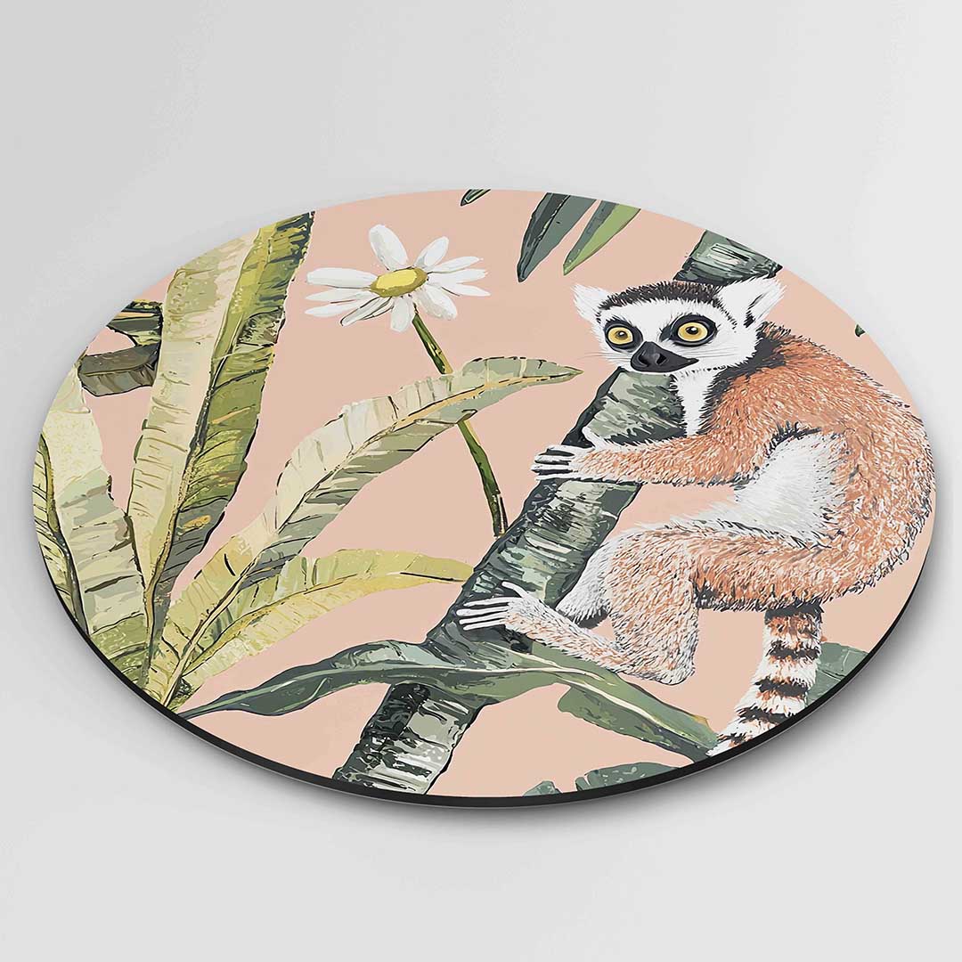 Lemur op palmboom – geïllustreerde wandkunst als moderne muurcirkel