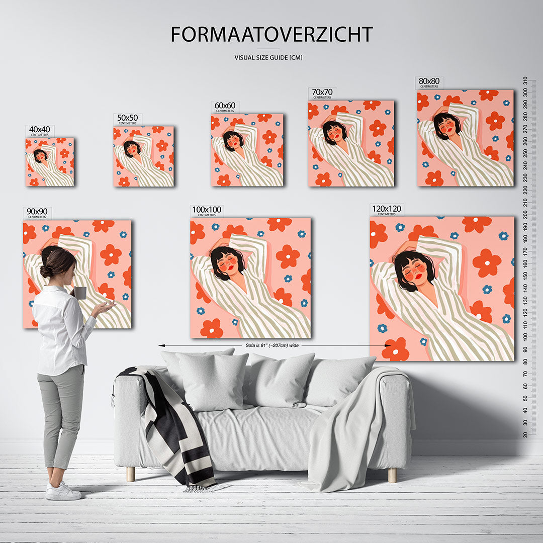 Vrouw met bloemen kunstwerk – sfeerbeeld – dit werk toont een ontspannen vrouw in een gestreepte jurk, omringd door