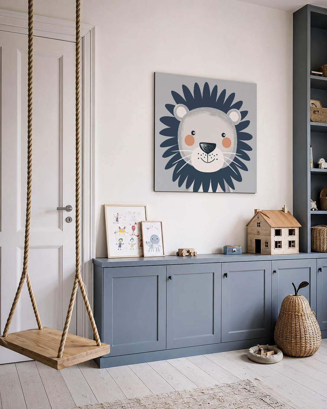 Speelse leeuwenkop kunstwerk – vierkante wanddecoratie – dit kunstwerk toont een vriendelijke leeuw met een blauwe manen en