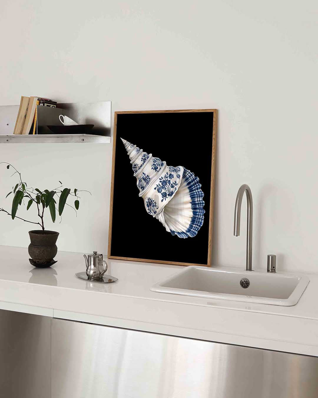 Schelp met bloemen – blauw-witte poster in staand formaat