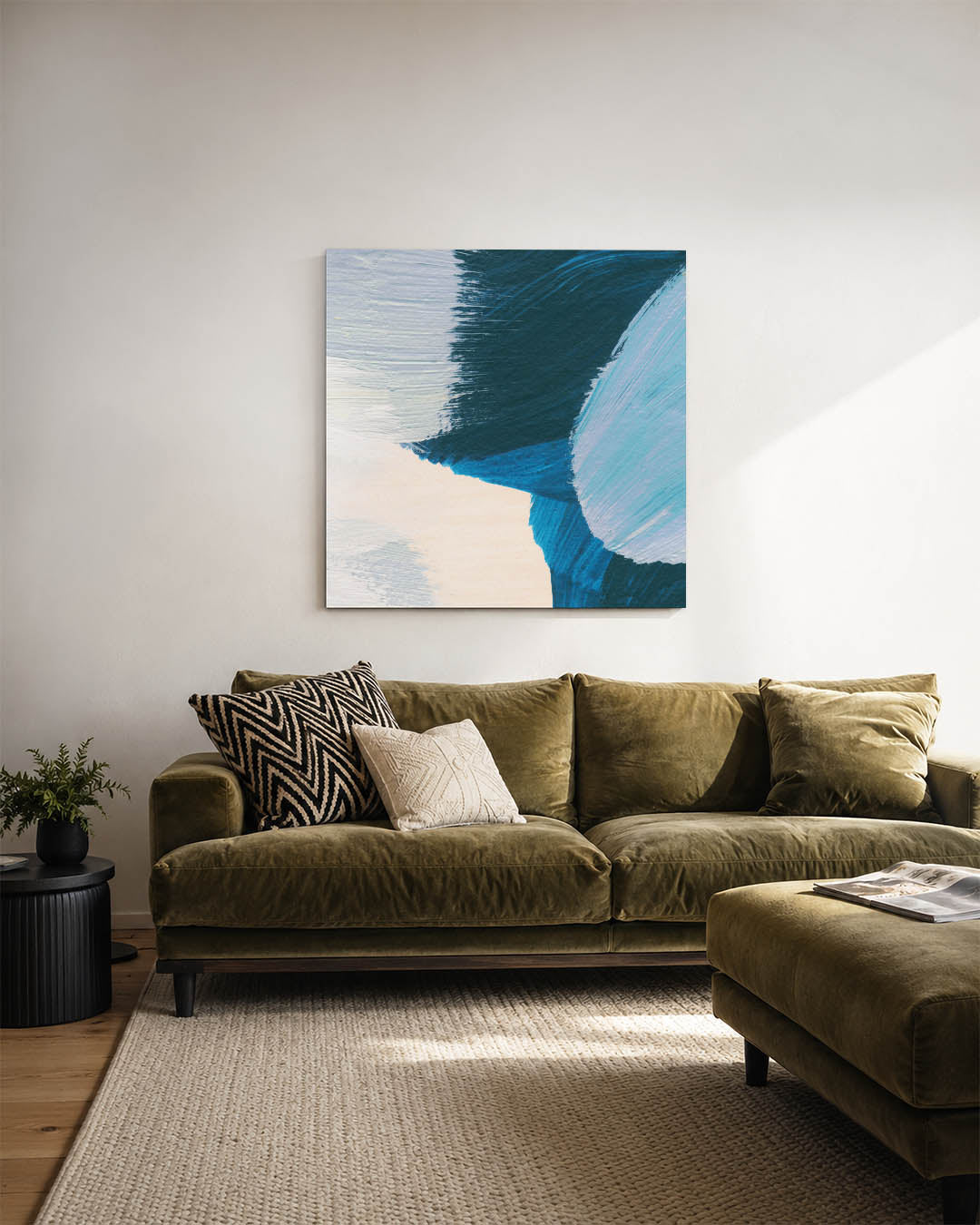Kleurencompositie kunstwerk – sfeerbeeld – dit werk toont vloeiende penseelstreken in blauw en beige, met contrasterende