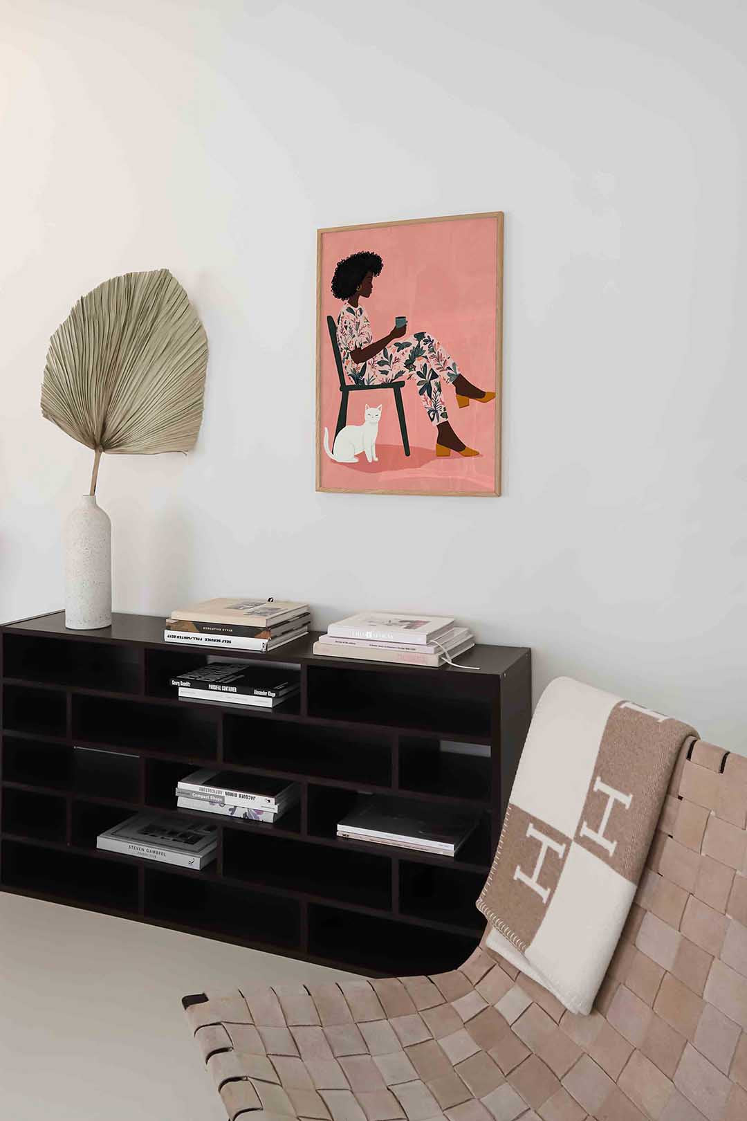 Vrouw met kat – staande moderne wanddecoratie van WallArtistic