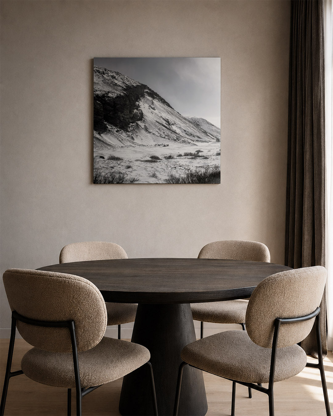 Berglandschap in de sneeuw kunstwerk – tweede productweergave – deze kunstwerk toont een besneeuwd berglandschap met donkere