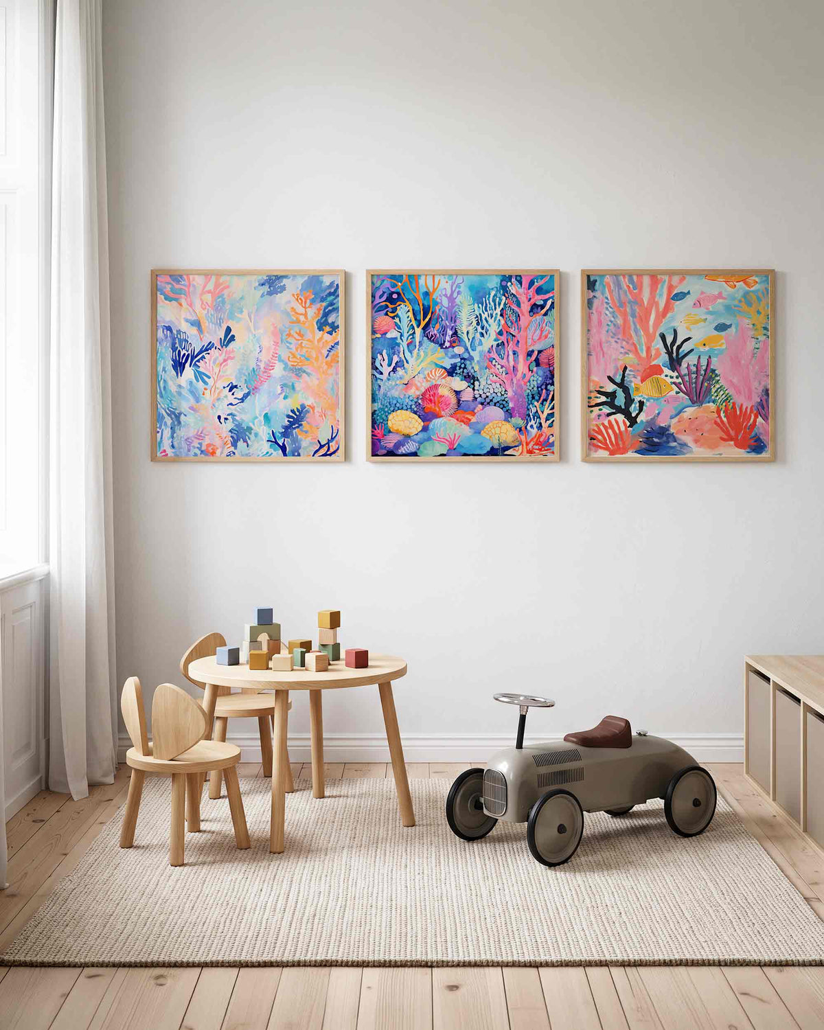 Interieurpresentatie van een driedelige vierkante posterset met kleurrijk koraalrif