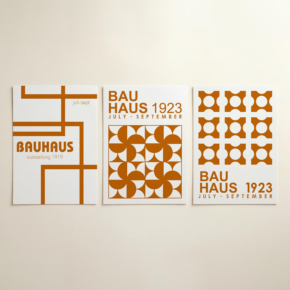 Lijnen en kleurvlakken posterset – detailweergave – deze posterset in drie delen toont een spel van dikke, oranje lijnen op
