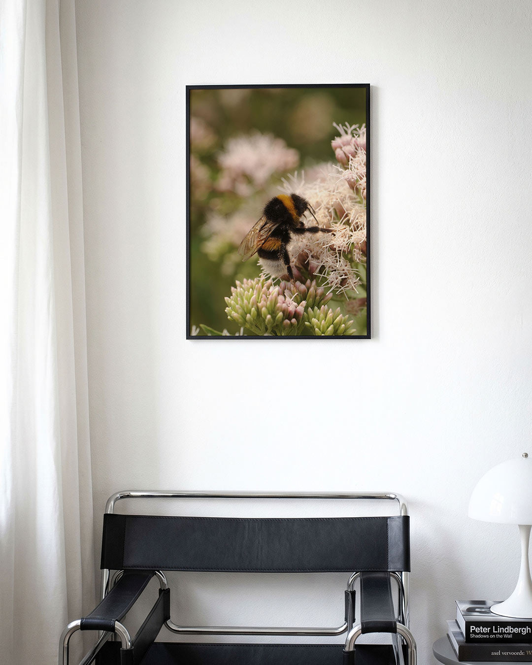 Bij op bloem poster – derde productweergave – een bij zit op een bloem, omringd door delicate bloemblaadjes en groene