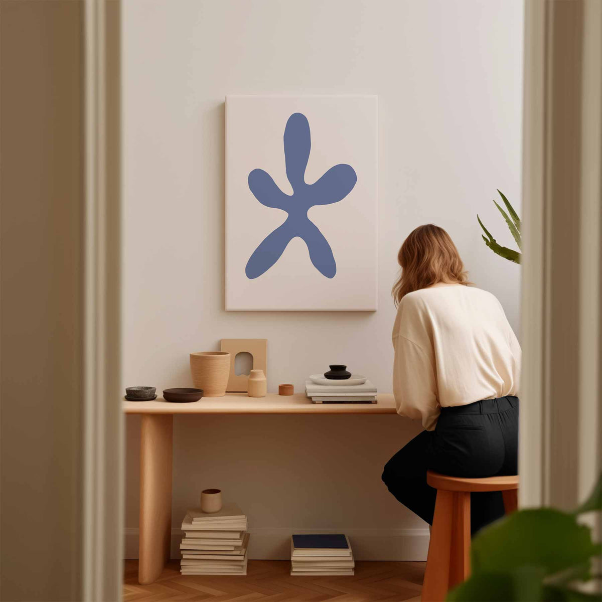 Abstracte Bloemvorm Op Licht Roze Achtergrond – staand kunstwerk voor modern interieur
