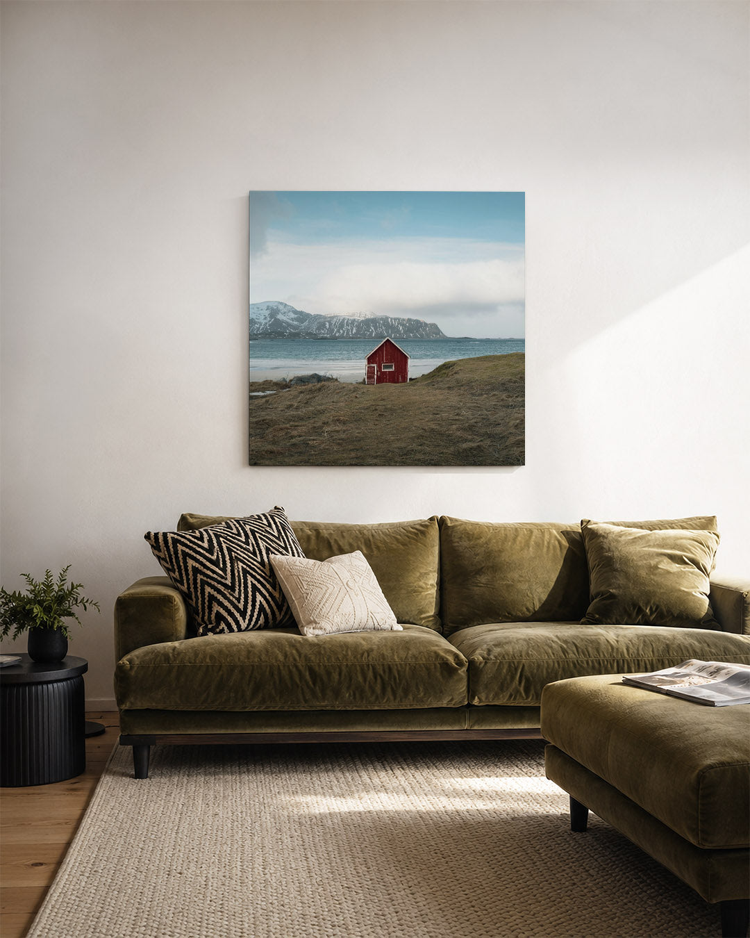 Rood huis aan zee kunstwerk – derde productweergave – een eenzaam rood huisje staat aan de kust met bergen op de achtergrond.