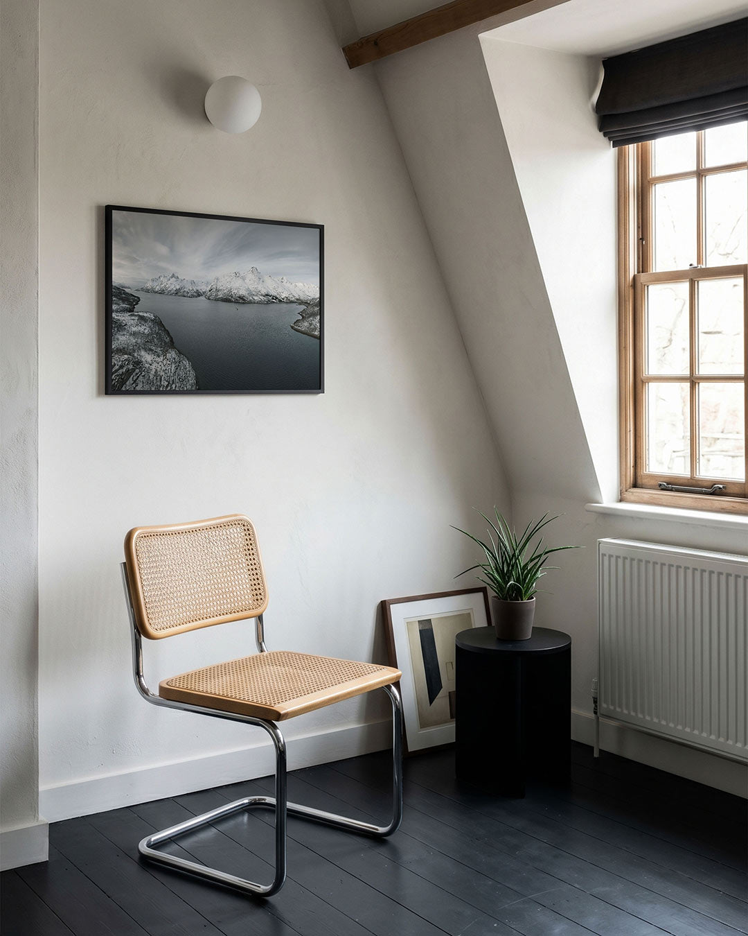 Rustige berglandschap poster – tweede productweergave – deze poster toont een berglandschap met besneeuwde toppen en een