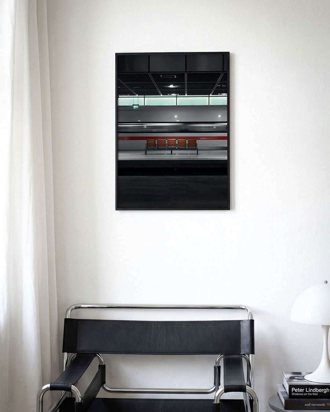 Stille station scene poster – derde productweergave – deze poster toont een lege stationshal met een voorbijrazende trein. De