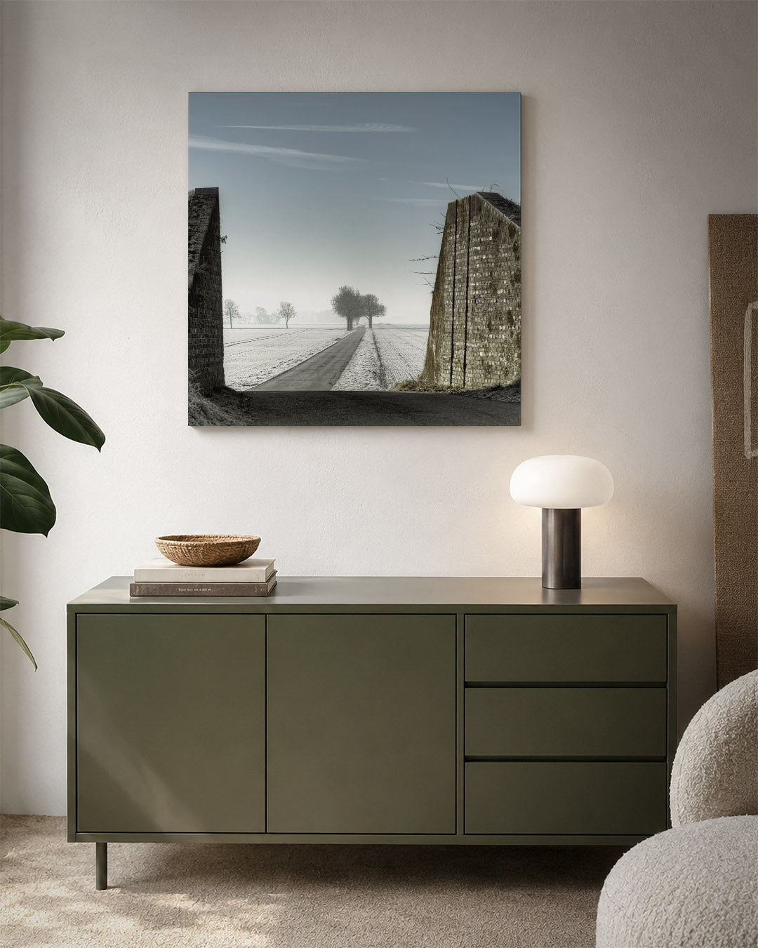Rustige winterweg kunstwerk – detailweergave – een winterweg omgeven door kale bomen en een open landschap, geflankeerd door