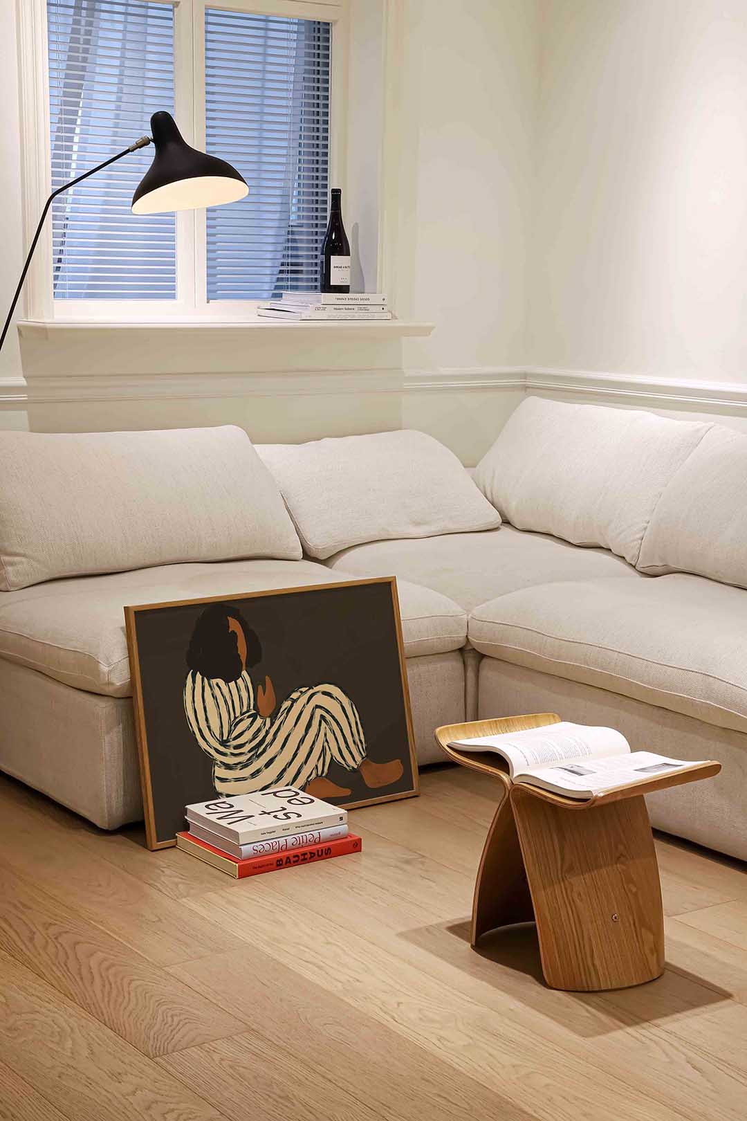 Zittende figuur met strepen – vrouwelijke portretkunst als landscape poster